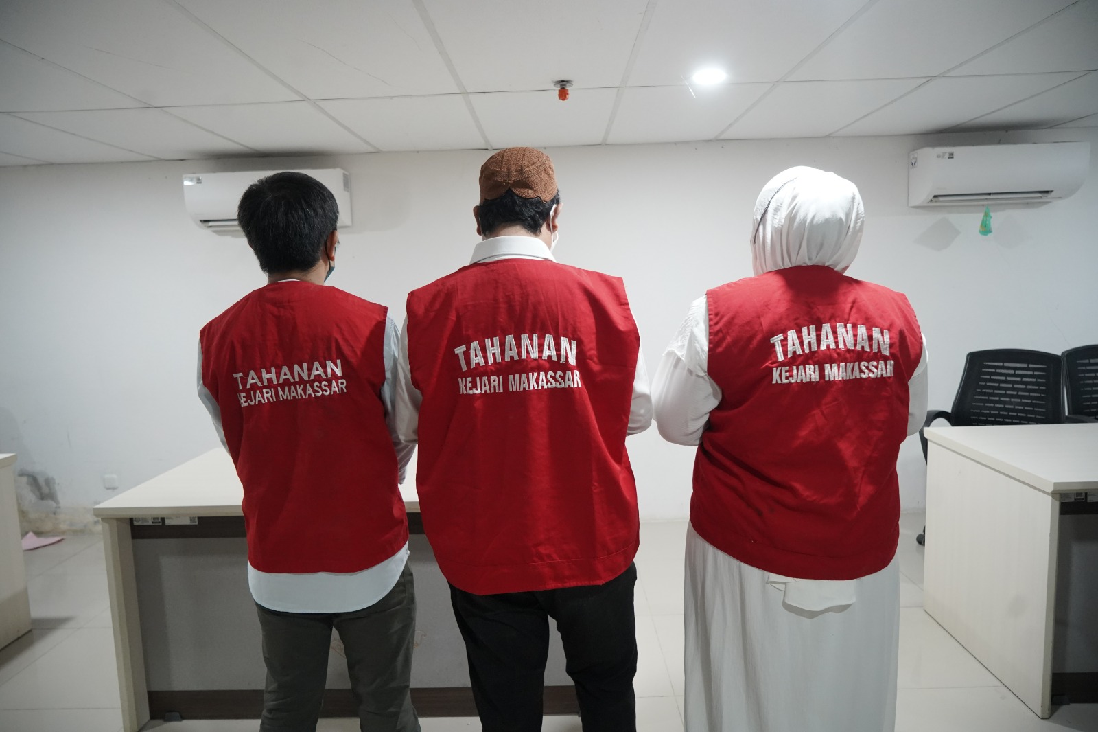 JPU KEJATI SULSEL MENERIMA PENYERAHAN 3 TERSANGKA DAN BARANG BUKTI PERKARA SKINCARE DARI PENYIDIK