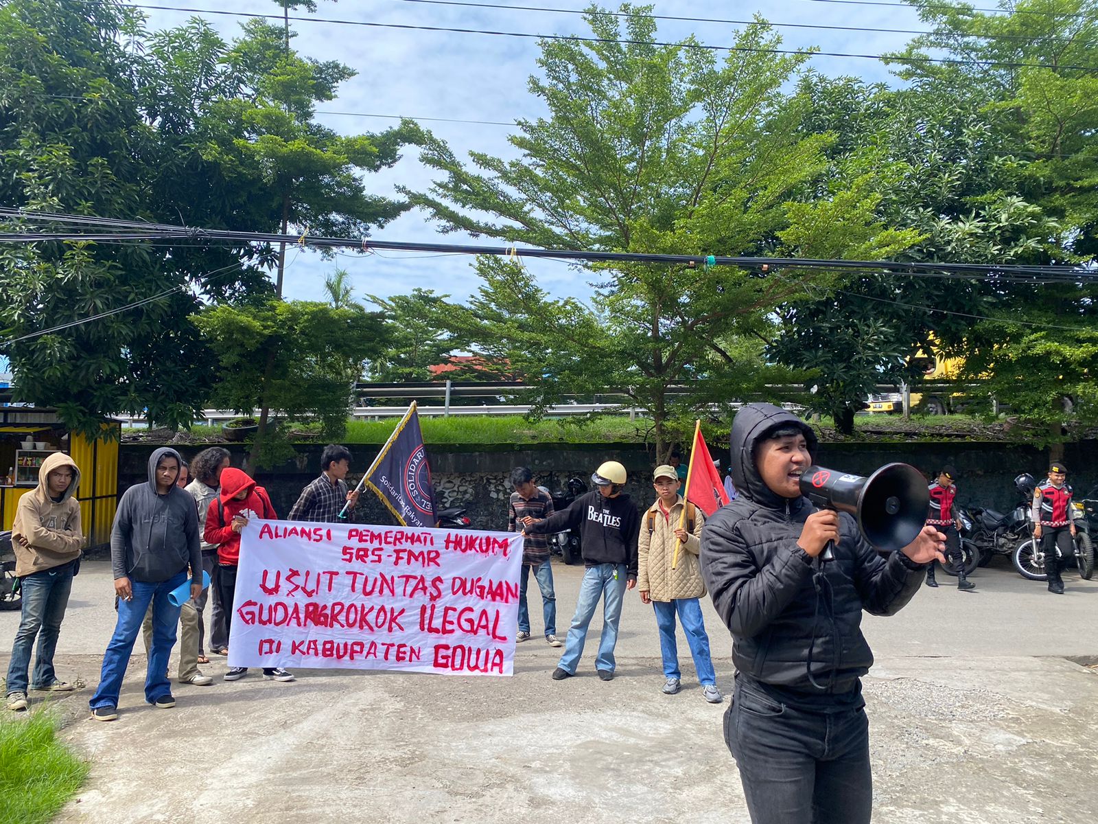 Aliansi Pemerhati Hukum (APH) : SRS dan FMR, Unjuk Rasa di Depan Kanwil Bea Cukai Sulawesi bagian Selatan