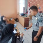 Komitmen Zero Penyalah Gunaan Napza, Ka Lapas IIA Parepare Lakukan Tes Urine Kepada Petugas.