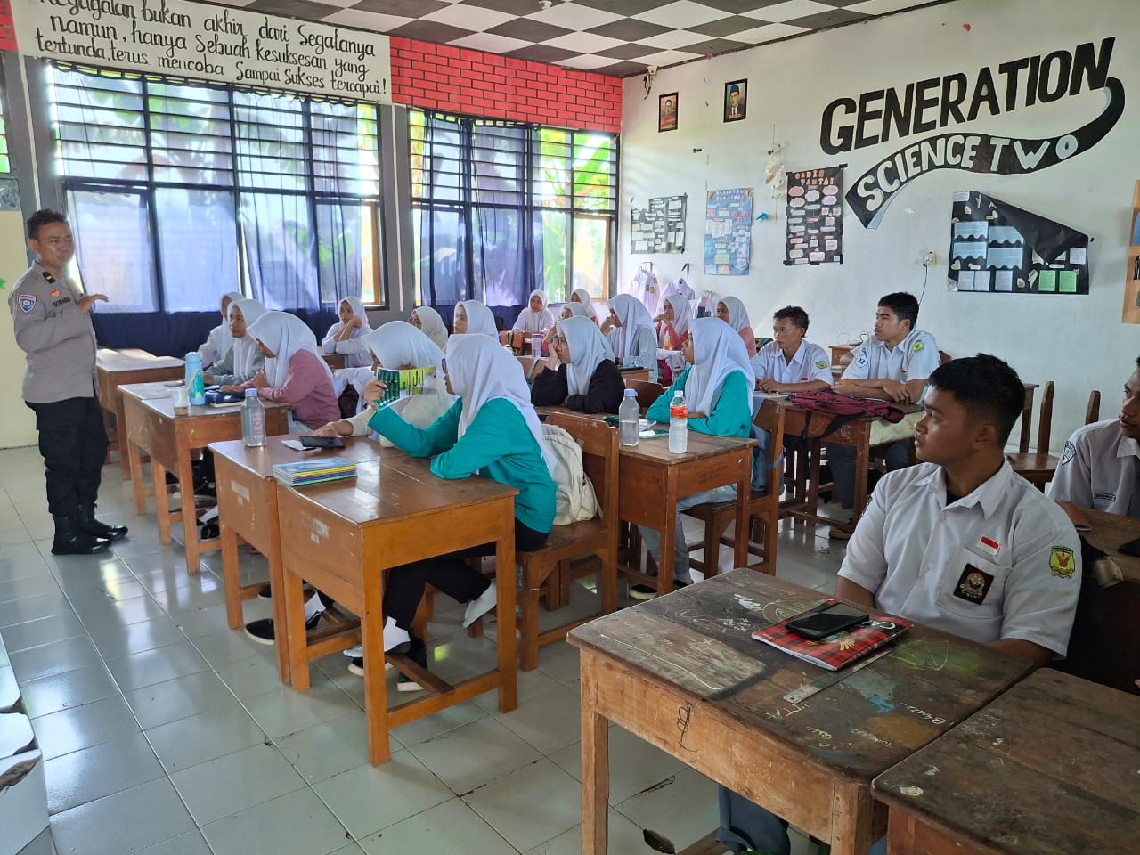 Kanit Binmas Polsek Bajeng Sosialisasikan Bahaya Narkoba di SMAN 19 Gowa