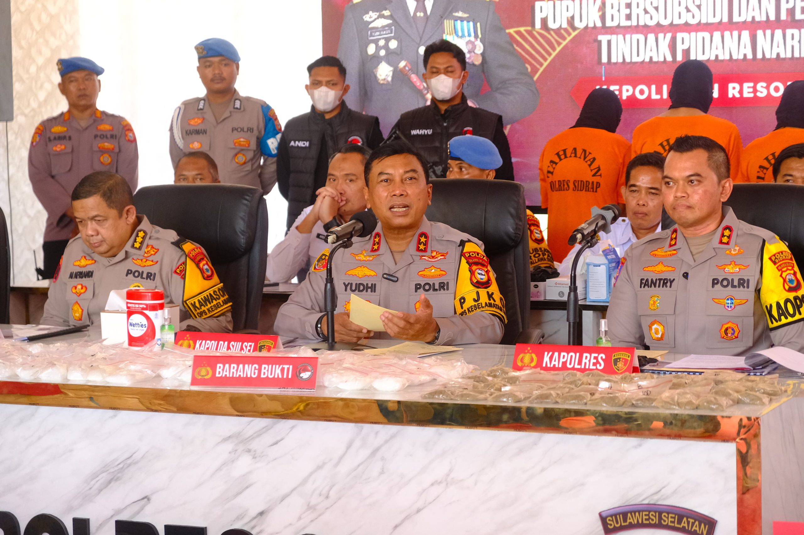 Kapolda Sulsel Pimpin Press Release Pengungkapan Kasus Narkoba dan Pupuk Bersubsidi di Polres Sidrap
