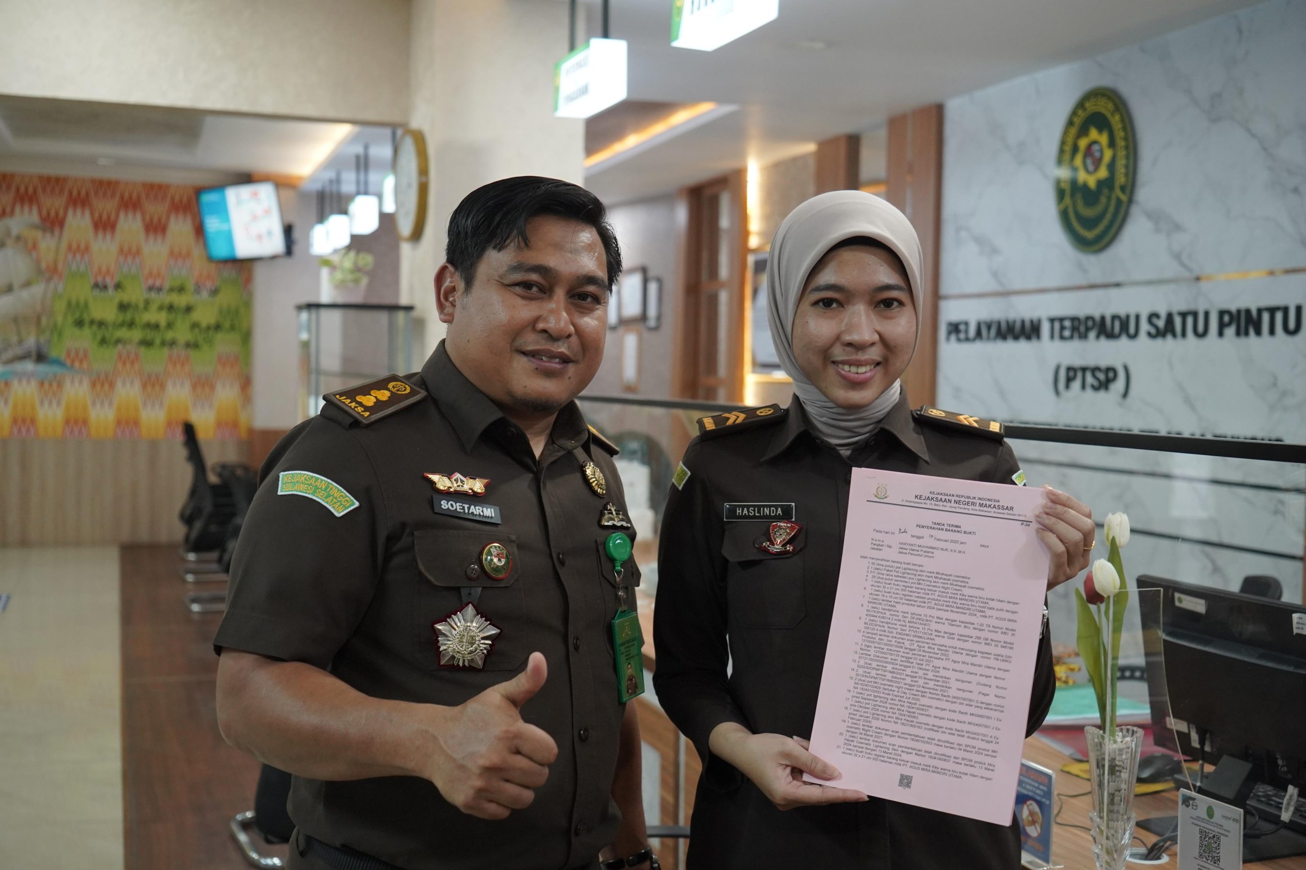 JPU KEJATI SULSEL LIMPAHKAN 3 TERDAKWA DAN BARANG BUKTI PERKARA SKINCARE KE PENGADILAN NEGERI MAKASSAR