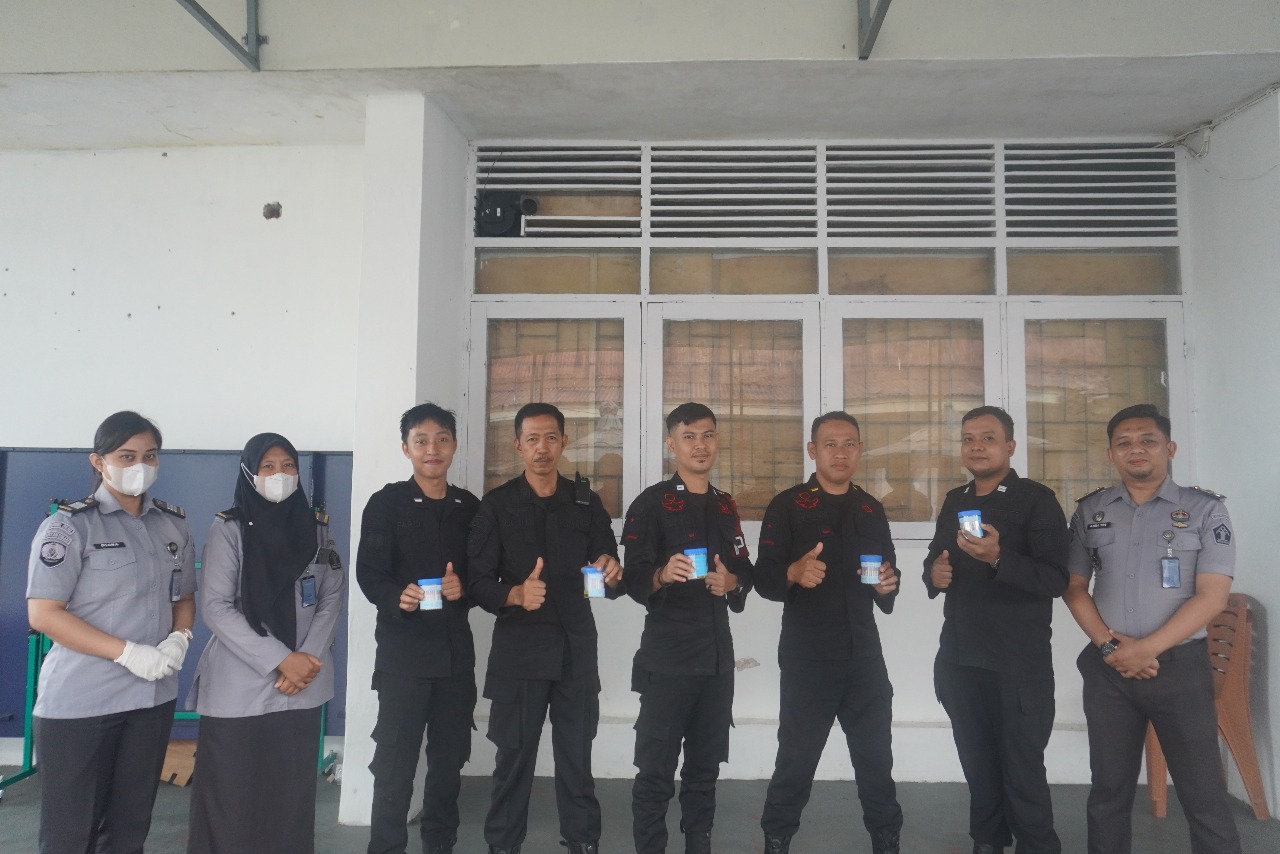 Lapas Kelas IIB Maros Laksanakan Tes Urine Terhadap Petugas sebagai Komitmen Anti Narkoba