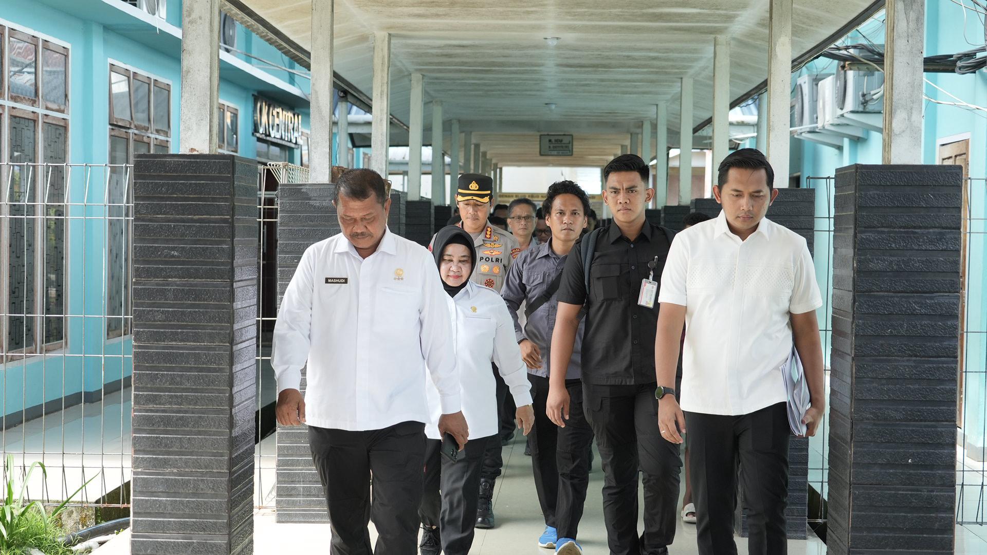 TIBA DI NABIRE, DIRJENPAS LANGSUNG SAMBANGI PETUGAS LAPAS YANG TERLUKA