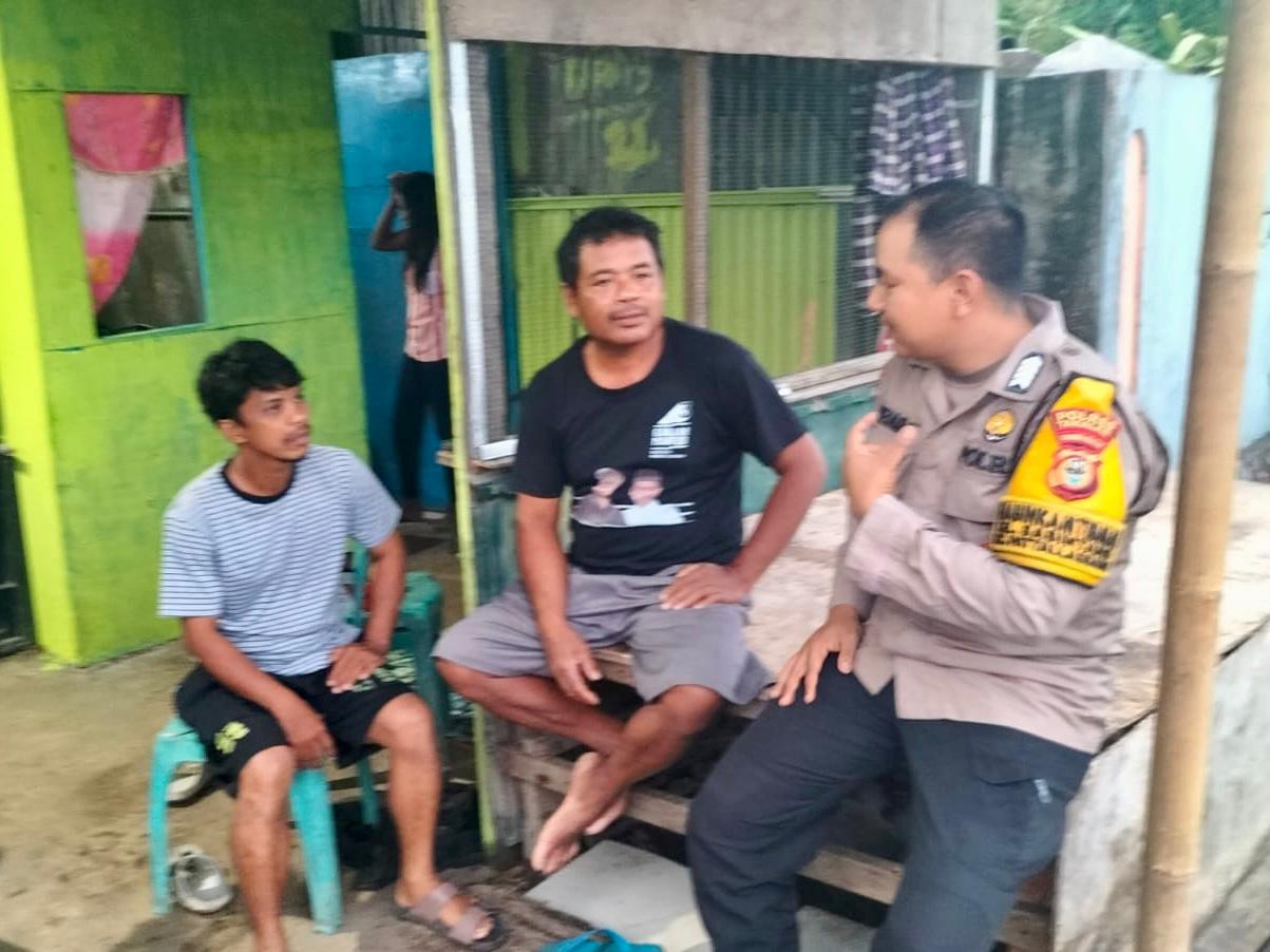 Waspada Penipuan Berkedok Bantuan Sosial, Bhabinkamtibmas Sambangi Warga Sabintang