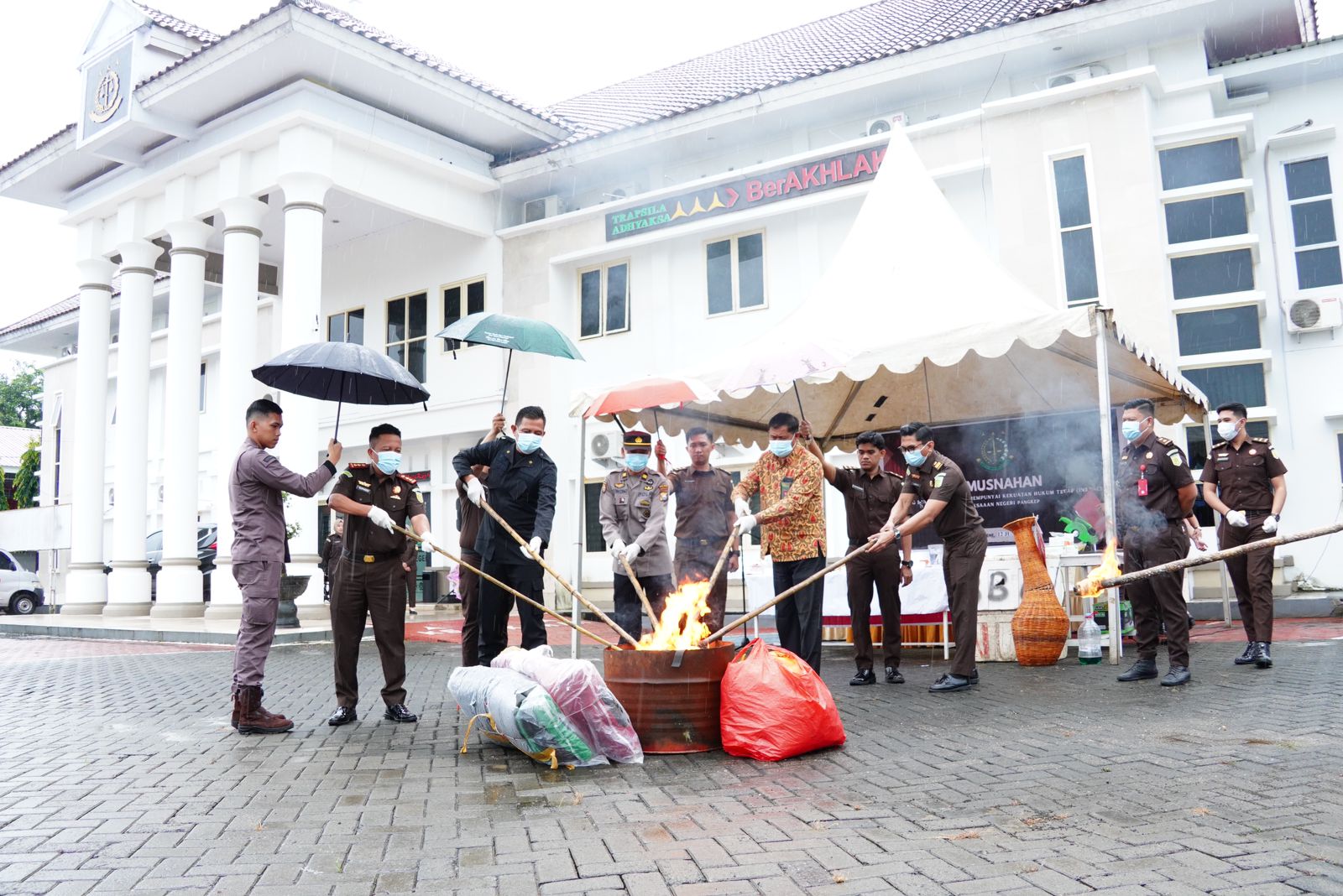 Sinergi Aparat Penegak Hukum: Rutan Pangkajene Berpartisipasi dalam Pemusnahan Barang Bukti di Kejari Pangkep