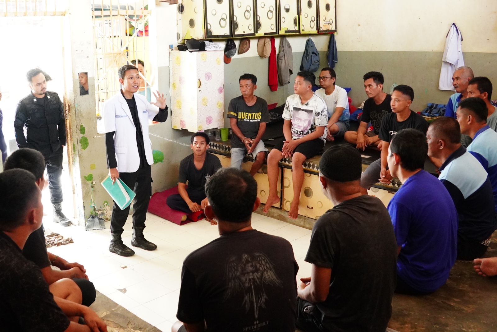 Prioritaskan Kesehatan Warga Binaan, Tenaga Medis Rutan Pangkajene Sambangi Blok Hunian Untuk Edukasi ISPA