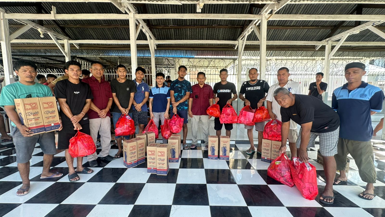 Rutan Sinjai Tingkatkan Kesejahteraan WBP Lewat Pembagian Perlengkapan Mandi dan Termos