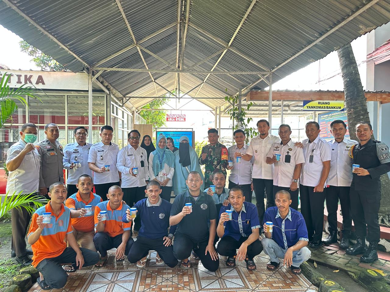 Wujudkan Lapas Bersih Narkoba, Lapas Narkotika Sungguminasa Lakukan Deteksi Dini Melalui Tes Urin Petugas & WBP