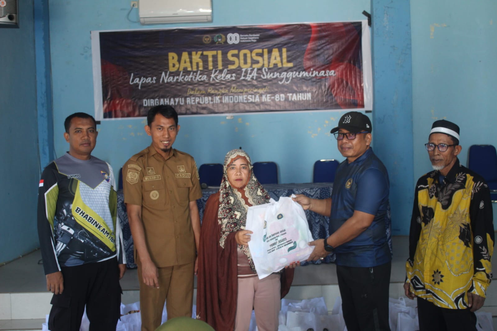 Bersama Pemerintah Desa Timbuseng, Lapas Narkotika Sungguminasa Salurkan Paket Sembako Tepat Sasaran