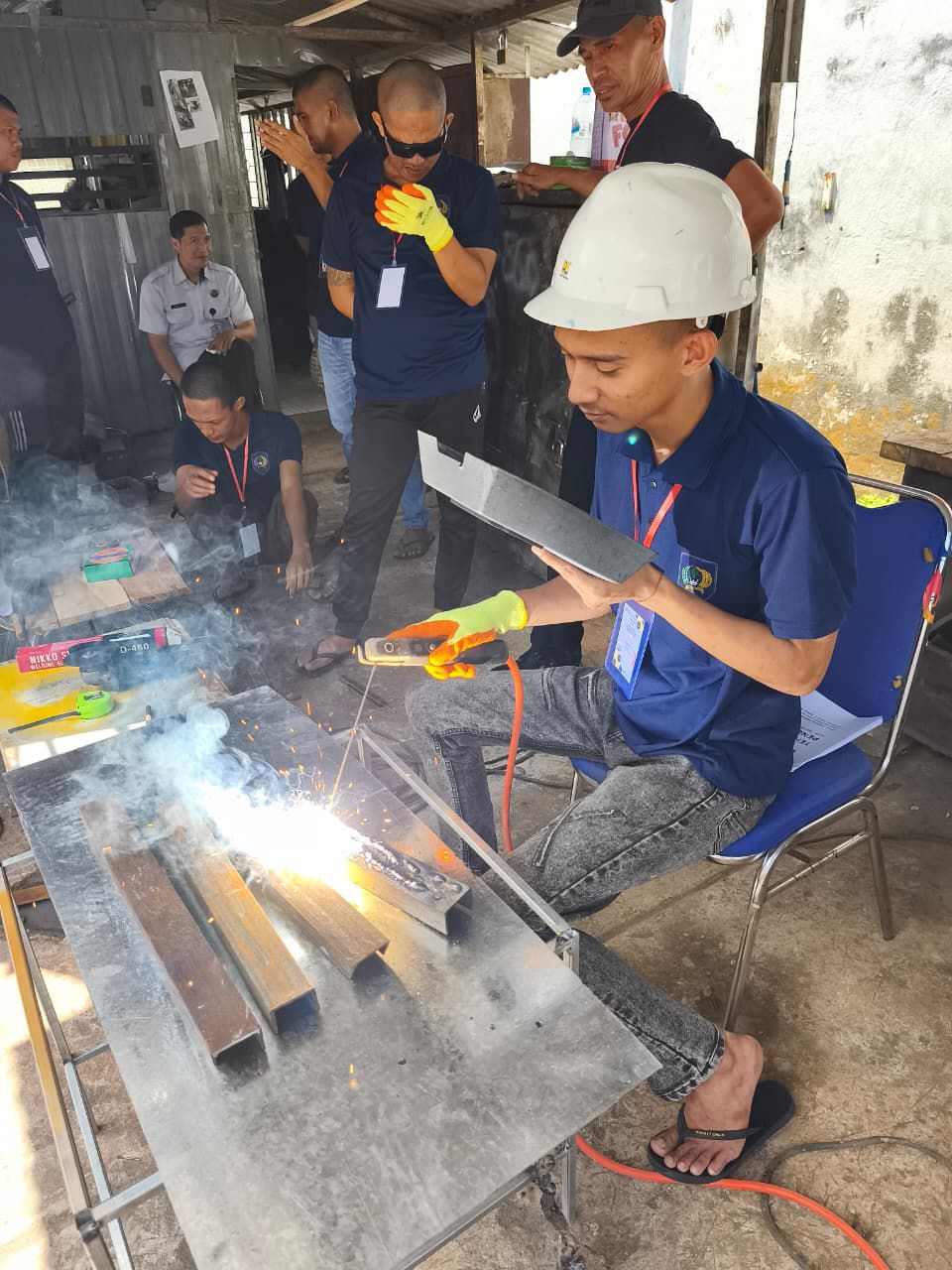 Bekali Warga Binaan, Lapas Narkotika Sungguminasa Gelar Pelatihan Pengelasan