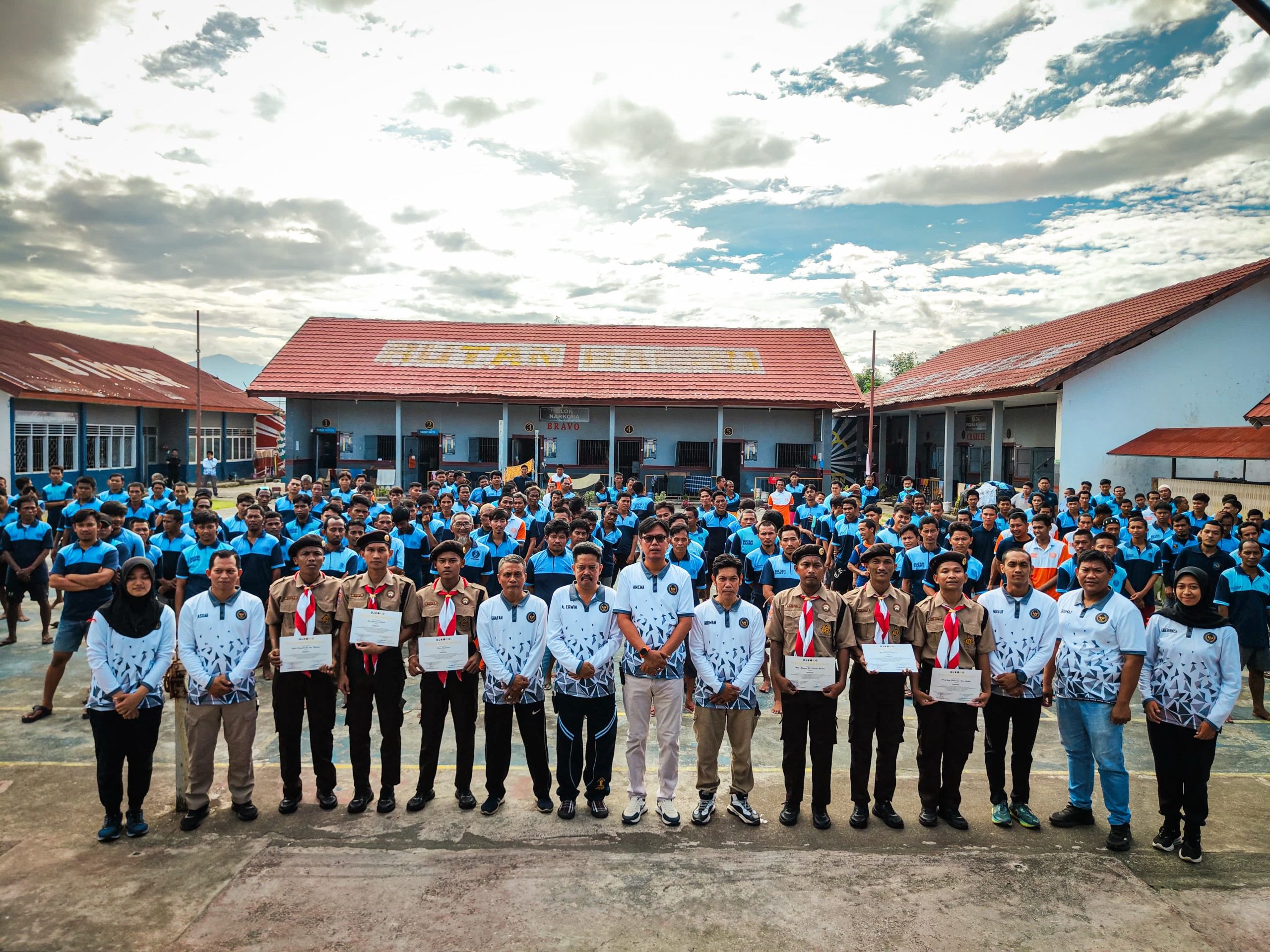 Wujud Pembinaan Menyeluruh: Rutan Barru Serahkan Sertifikat Pelatihan, Pramuka, dan Apresiasi Lomba