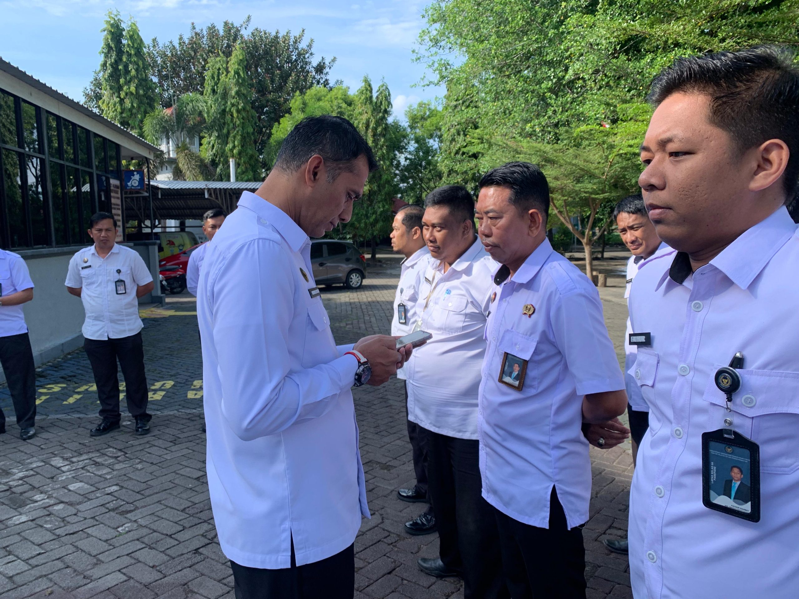 Cegah Judi Online, Lapas Parepare Razia HP Pegawai pada saat pelaksanaan Apel Pagi