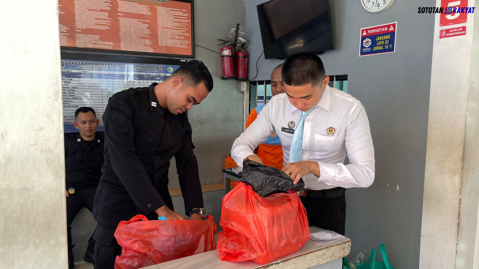 Petugas Lapas Narkotika Sungguminasa Lakukan Penggeledahan Ketat Terhadap WBP Usai Kunjungan Keluarga