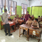 Bangun Kesadaran Hukum Sejak Dini, Bhabinkamtibmas Sambangi SMP Satap Homebase