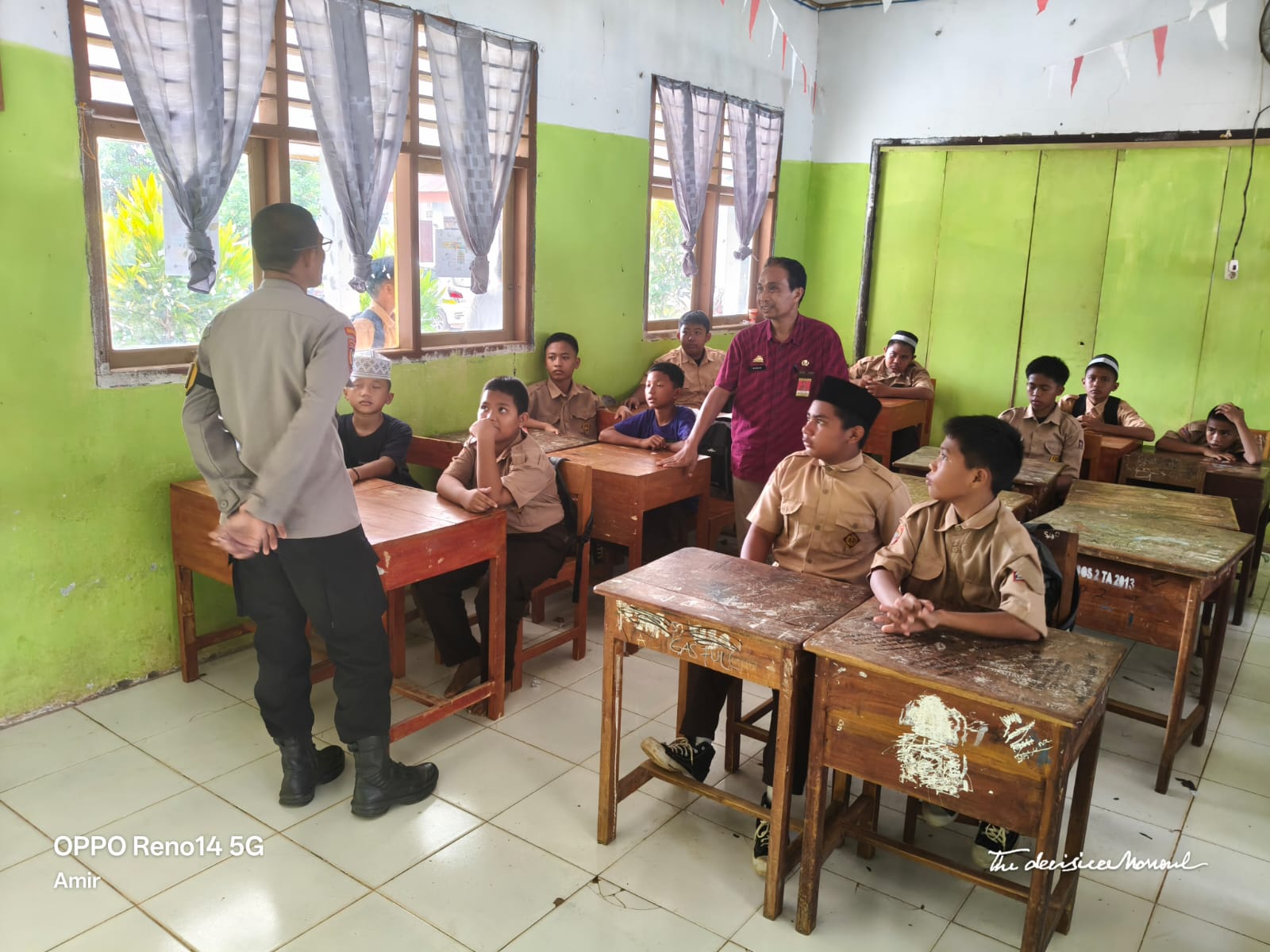 Bangun Kesadaran Hukum Sejak Dini, Bhabinkamtibmas Sambangi SMP Satap Homebase