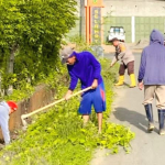 Bhabinkamtibmas dan Pemerintah Tarembang Gotong Royong Bersihkan Lingkungan, Wujudkan Kepedulian dan Kamtibmas Kondusif