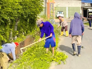 Bhabinkamtibmas dan Pemerintah Tarembang Gotong Royong Bersihkan Lingkungan, Wujudkan Kepedulian dan Kamtibmas Kondusif