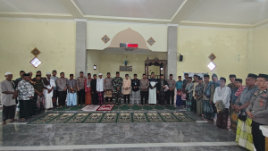 Polres Takalar Jalin Kedekatan dengan Warga Lewat Safari Jumat dan Jumat Curhat di Galesong Selatan