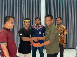 Hunian Tertib dan Teratur: Kepala Rutan Masamba Beri Arahan dan Bagikan Pakaian Khusus Warga Binaan