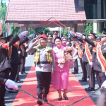 Kapolres Gowa Bersama Ketua Bhayangkari Hadiri Acara Serah Terima Kepemimpinan Kapolda Sulsel di Makassar