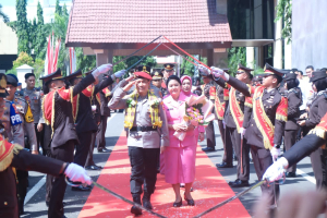 Kapolres Gowa Bersama Ketua Bhayangkari Hadiri Acara Serah Terima Kepemimpinan Kapolda Sulsel di Makassar