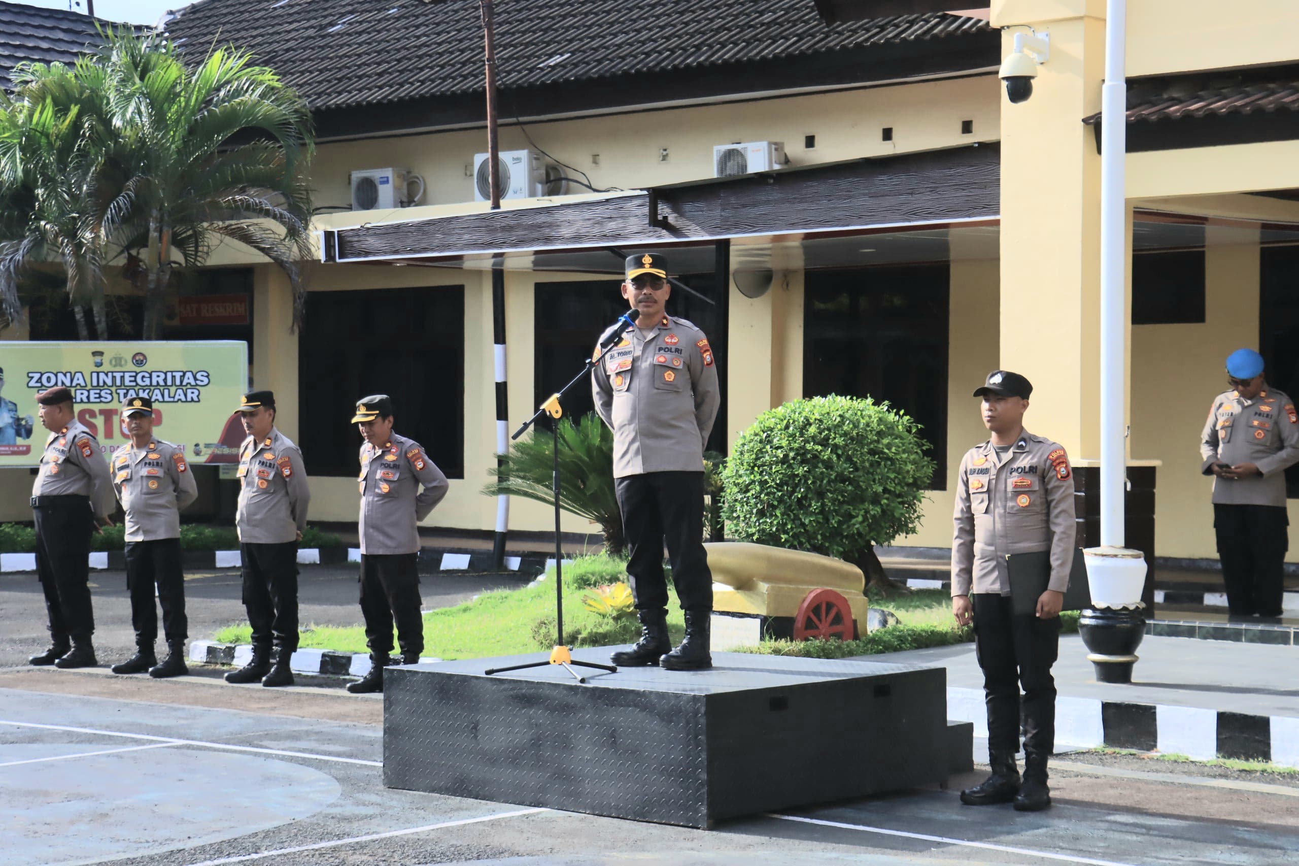 Wakapolres Takalar Tekankan Profesionalisme dan Integritas Saat Pimpin Apel Pagi