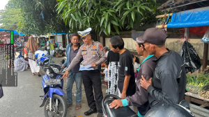 Satlantas Polres Takalar Gencarkan Edukasi di Pasar Pattallassang, Wujudkan Tertib Lalu Lintas yang Aman dan Humanis