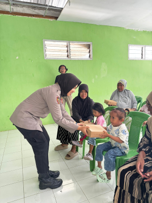 Jumat Berkah, Polres Takalar Berbagi Menu Bergizi untuk Anak Stunting dan Ibu Hamil di Kecamatan Mappakasunggu