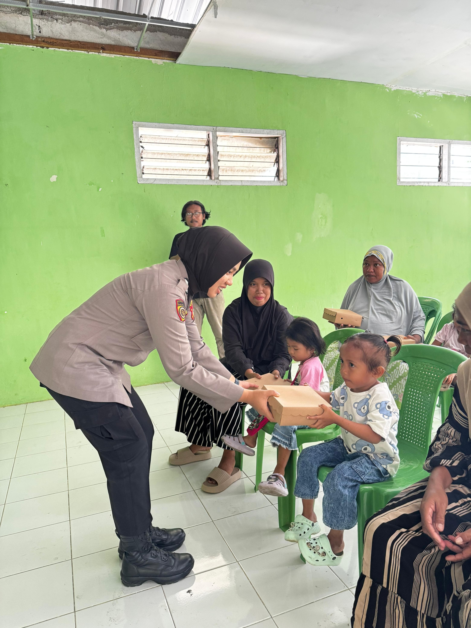 Jumat Berkah, Polres Takalar Berbagi Menu Bergizi untuk Anak Stunting dan Ibu Hamil di Kecamatan Mappakasunggu