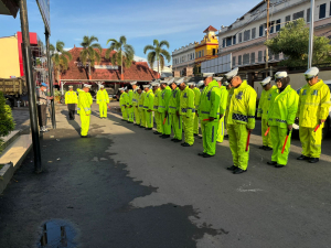 Pastikan Kesiapan Lapangan, Kasat Lantas Polres Gowa Cek Jas Hujan Anggota Saat Apel Pagi