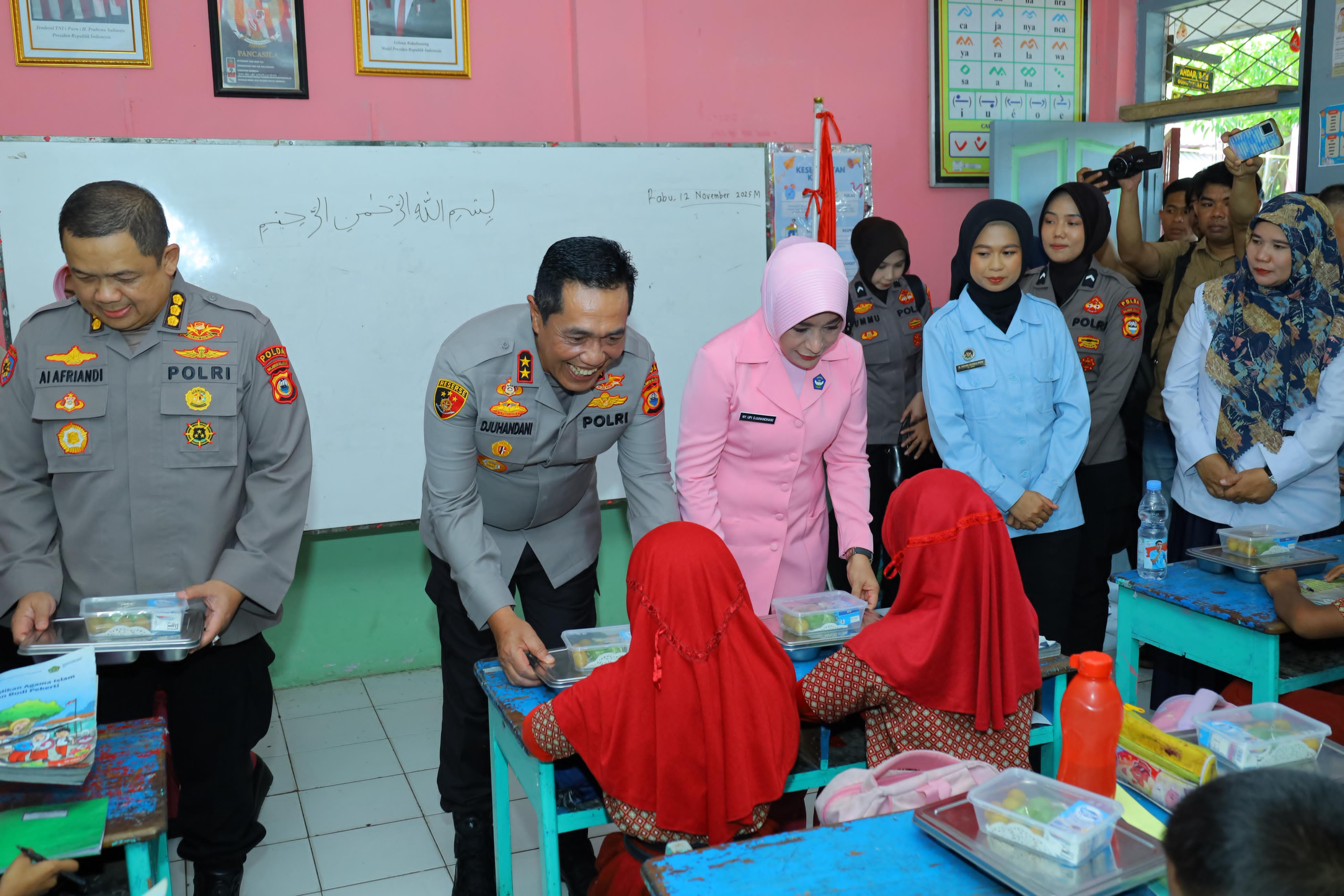 Kapolda Sulsel dan Ketua Bhayangkari Daerah Tinjau SPPG Yayasan Kemala Bhayangkari Polda Sulsel