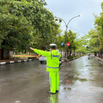 Hujan Tak Surutkan Semangat, Personel Polres Gowa Tetap Hadir Bantu Warga di Pagi Hari
