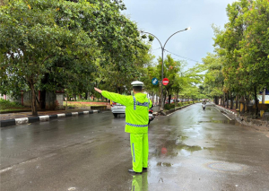 Hujan Tak Surutkan Semangat, Personel Polres Gowa Tetap Hadir Bantu Warga di Pagi Hari