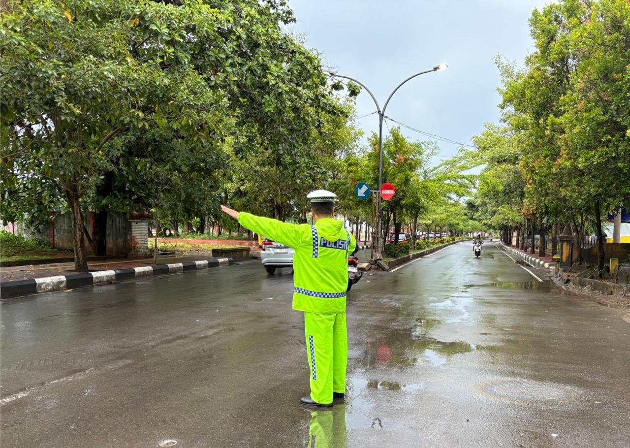 Hujan Tak Surutkan Semangat, Personel Polres Gowa Tetap Hadir Bantu Warga di Pagi Hari