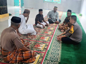 Bhabinkamtibmas Desa Banyuanyara Ajak Warga Bersinergi Jaga Kamtibmas Lewat Silaturahmi dan Shalat Berjamaah