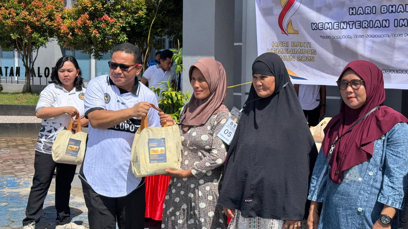 Bakti Sosial Meriahkan Rangkaian Hari Bakti Kementerian Imigrasi dan Pemasyarakatan ke-1 Tahun 2025 di Palopo