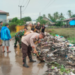 Sinergi Jum’at Bersih : Bhabinkamtibmas dan Pemerintah Kecamatan Marbo Bersihkan Akses Jalan Desa Lengkese