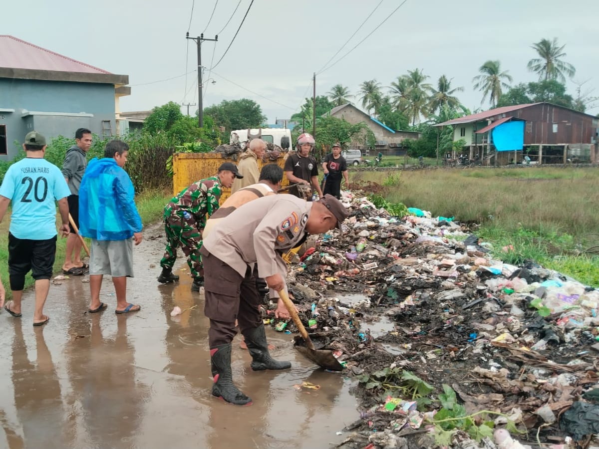 Sinergi Jum’at Bersih : Bhabinkamtibmas dan Pemerintah Kecamatan Marbo Bersihkan Akses Jalan Desa Lengkese