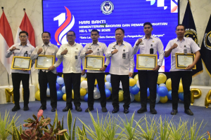 Pegawai Lapas Palopo Terima Penghargaan atas Keberhasilan Menggagalkan Penyelundupan dalam Peringatan Hari Bakti Kementerian Imigrasi & Pemasyarakatan Ke-1