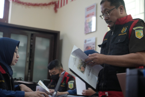PENYIDIK PIDSUS KEJATI SULSEL GELEDAH 3 KANTOR TERKAIT DUGAAN KORUPSI PENGADAAN BIBIT NANAS RP60 MILIAR