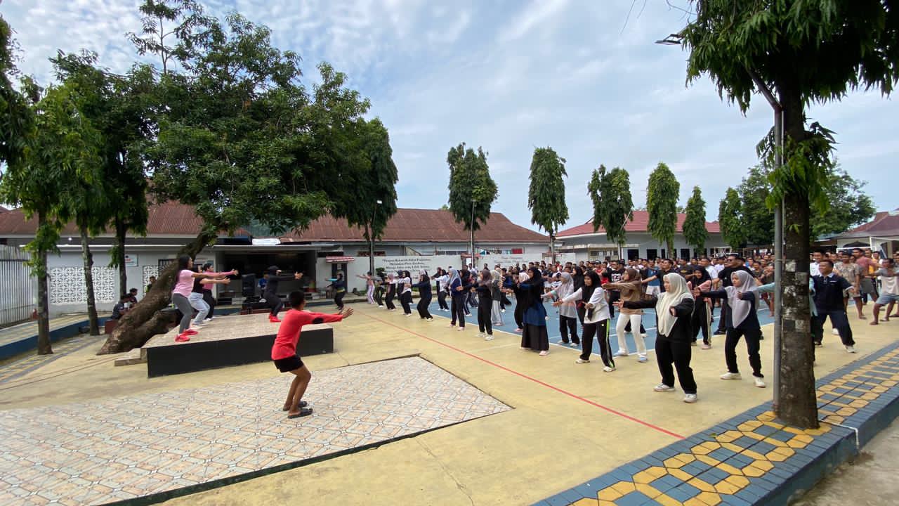 Senam Rutin Dorong Kebugaran Warga Binaan, Petugas dan Peserta Magang Kemnaker di Rutan Pangkep