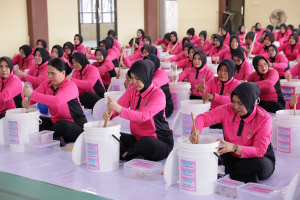 Bhayangkari Cabang Gowa Gelar Workshop Ecoenzyme Serentak Menuju Pemecahan Rekor MURI 2025