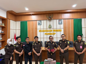 KORUPSI DANA PILKADA KPU PANGKEP TAHUN 2024 KEJARI PANGKEP TETAPKAN KETUA KOMISIONER DAN PPK SEBAGAI TERSANGKA