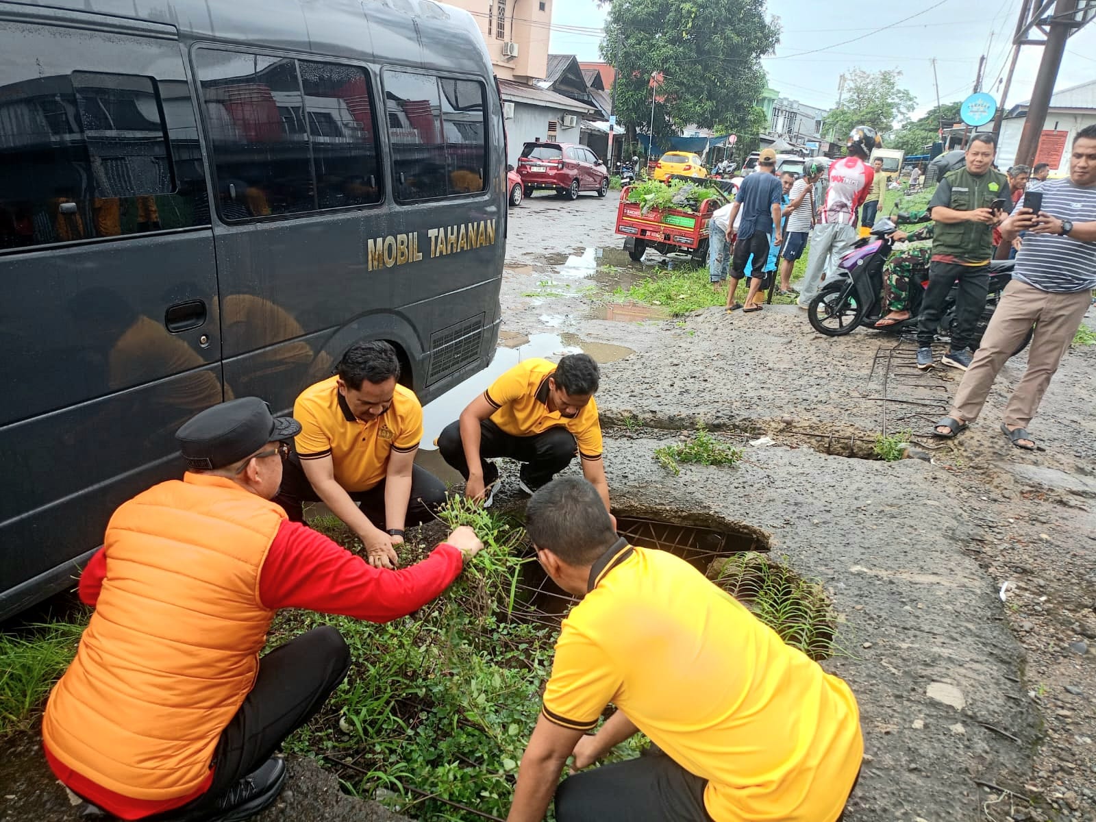 Polres Takalar Berkontribusi Besar Dalam Kerja Bakti Massal Di Pasar Sentral Takalar