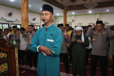 Pelaksanaan Sholat Ghaib di Polres Takalar untuk Korban Banjir Bandang di Sumatera