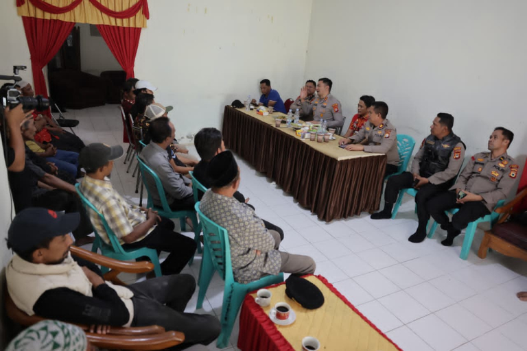 Kapolres Gowa Diterima Masyarakat Tompobulu Saat Amankan Lokasi, Berikan Edukasi Percayakan Proses Hukum Tanpa Main Hakim Sendiri
