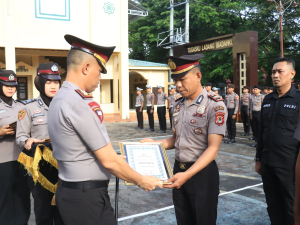 Kapolres Takalar Beri Penghargaan: Apresiasi untuk Personel Berprestasi yang Menginspirasi