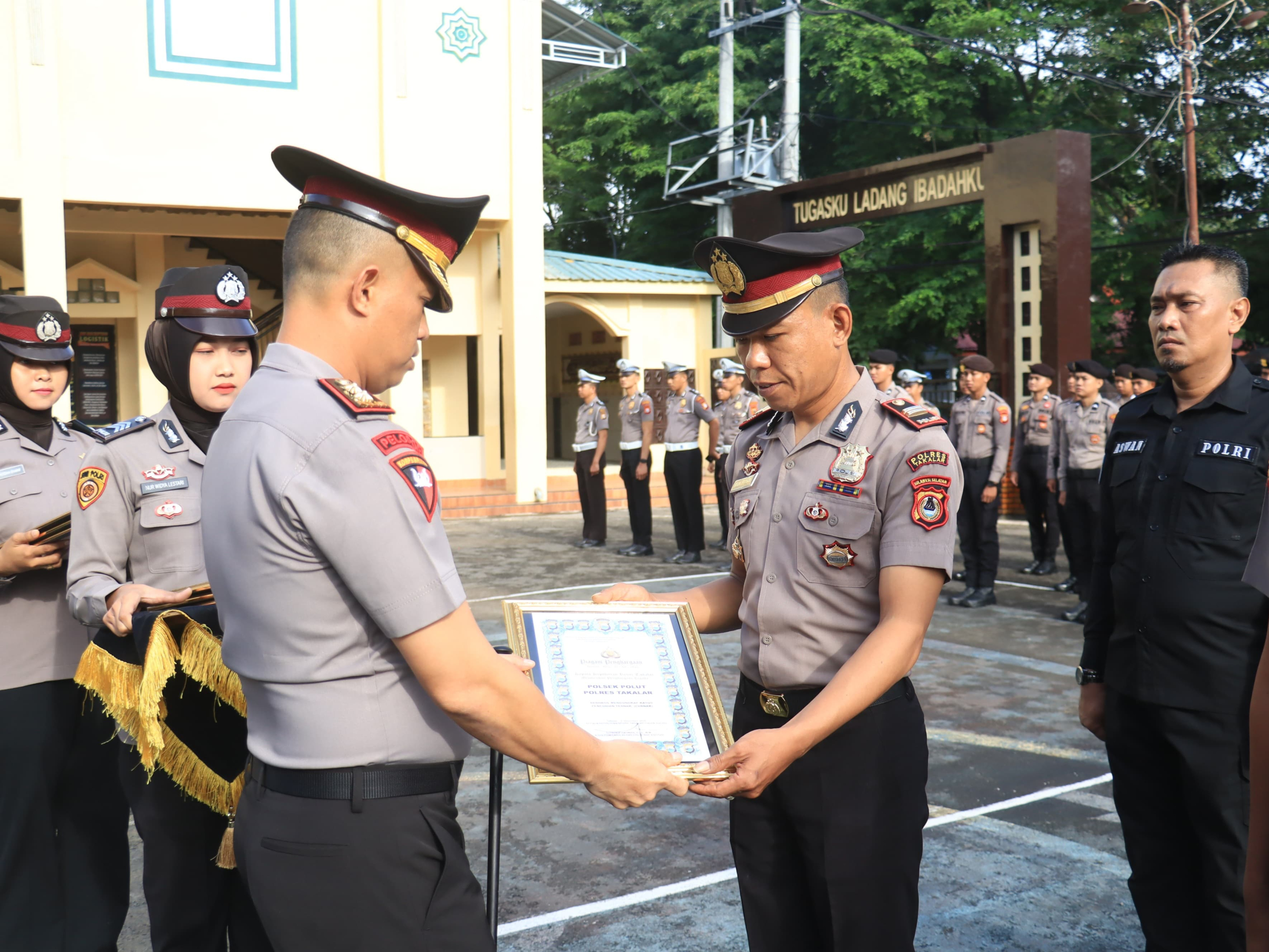 Kapolres Takalar Beri Penghargaan: Apresiasi untuk Personel Berprestasi yang Menginspirasi