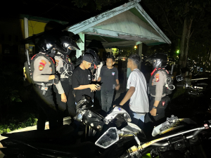 Personel Perintis Presisi Samapta Polres Takalar Intensifkan Patroli Blue Light di Takalar, Perkuat Rasa Aman Warga di Malam Hari